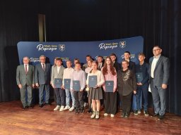 Rok szkolny 2025-2026 - 06. Rozdanie stypendiow dla utalentowanej młodziezy z gminy Ropczyce